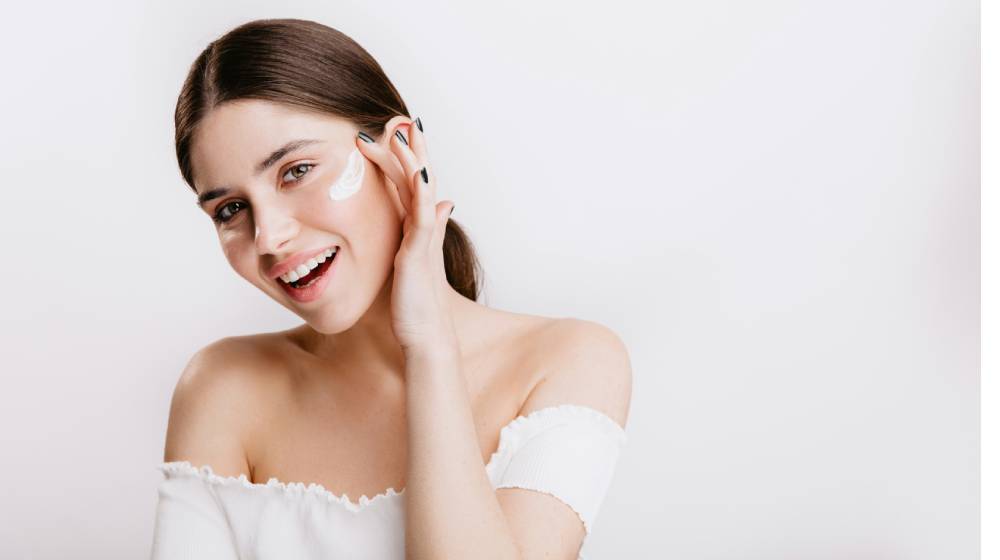 5 συνηθισμένα skincare λάθη που επιβαρύνουν την ακμή